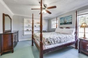 Postel nebo postele na pokoji v ubytování Pet-Friendly Fort Walton Beach Home 4 Mi to Ocean + 33 fotografií