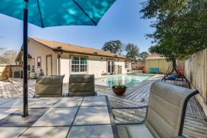 Bazén v ubytování Pet-Friendly Fort Walton Beach Home 4 Mi to Ocean nebo v jeho okolí