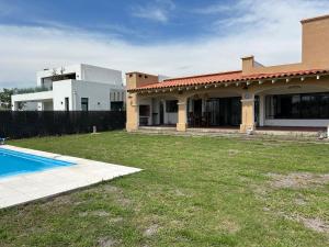 a house with a yard with a swimming pool at Casa para 7 con pileta y parrilla in El Durazno