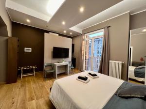 um quarto de hotel com uma cama e uma televisão em NEW AMAZING MONO LOCATED IN MOSCOVA DISTRICT from Moscova Suites apartments group em Milão