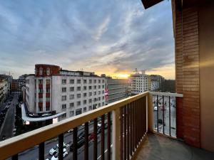 balcón con vistas a la ciudad en NEW AMAZING MONO LOCATED IN MOSCOVA DISTRICT from Moscova Suites apartments group, en Milán