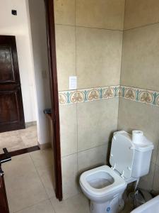 a bathroom with a white toilet in a room at Casa para 7 con pileta y parrilla in El Durazno