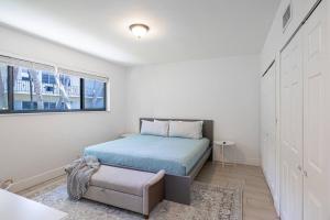 Ένα ή περισσότερα κρεβάτια σε δωμάτιο στο Bay Harbor Unit 3 Lovely 2 Bed 1 Bath Apartment