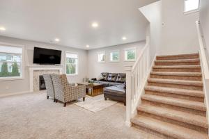Una sala de estar con una escalera y un sofá. en Modern Eugene Home 2 Mi to University of Oregon!, en Eugene