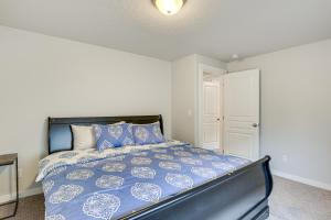 Кровать или кровати в номере Modern Eugene Home 2 Mi to University of Oregon!