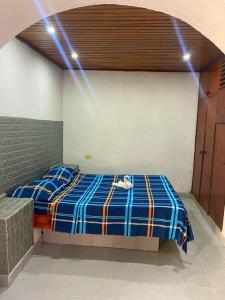 Un dormitorio con una cama con luces. en Hotel brisas del mar 2022, en Catia La Mar
