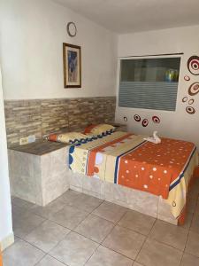 sypialnia z 2 łóżkami i oknem w obiekcie Hotel brisas del mar 2022 w mieście Catia La Mar