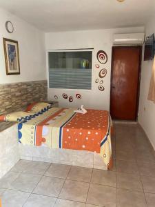 een slaapkamer met 2 aparte bedden en een raam bij Hotel brisas del mar 2022 in Catia La Mar