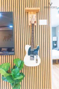 una guitarra colgada en una pared en una habitación en The Moose #7 - Instaworthy Studio with Amazing Views, Free Parking & Heated King Bed, en Memphis