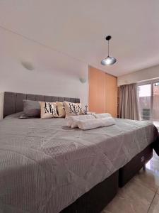1 dormitorio con 1 cama grande en una habitación en Cozy Studio with Pool + Spa en Buenos Aires
