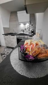una cesta de comida en una mesa en una cocina en Casa MaLù 18, en Monte SantʼAngelo