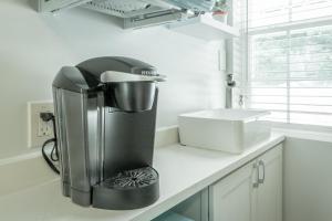 een koffiezetapparaat op een aanrecht in een keuken bij 12 The Gray Room - A PMI Scenic City Vacation Rental in Chattanooga