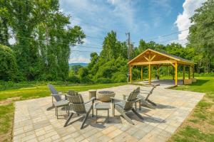 eine Terrasse mit einem Tisch, Stühlen und einem Pavillon in der Unterkunft 12 The Gray Room - A PMI Scenic City Vacation Rental in Chattanooga