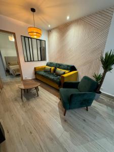 - un salon avec un canapé et une chaise dans l'établissement Appartement moderne au centre-ville, à Saint-Denis