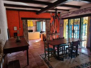 - une salle à manger avec une table et des chaises en bois dans l'établissement Sitio Ramalhete - Sua escapada perfeita na Serra da Mantiqueira, à São Bento do Sapucaí