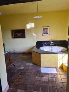 La salle de bains privative est pourvue d'une baignoire. dans l'établissement Sitio Ramalhete - Sua escapada perfeita na Serra da Mantiqueira, à São Bento do Sapucaí