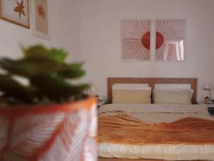 een slaapkamer met een bed en een kerstboom bij Filoxenia Katerini in Kateríni