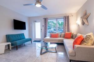 salon z kanapą i krzesłem w obiekcie Wilton Manors Cottage West 2 Bed 2 Bath With Pool w mieście Fort Lauderdale