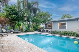 basen z krzesłami i dom w obiekcie Wilton Manors Cottage West 2 Bed 2 Bath With Pool w mieście Fort Lauderdale