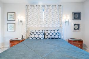 1 dormitorio con 1 cama con edredón azul en Wilton Manors Cottage East 2 Bed 2 Bath Wown Pool, en Fort Lauderdale