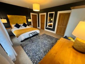 1 dormitorio con cama y alfombra en Field View, en Ashfield