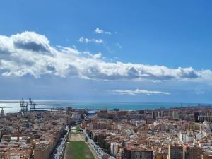 uma vista aérea de uma cidade com o oceano em URBAN SKY CENTRO em Málaga
