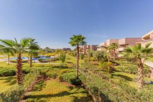 - une vue aérienne sur un parc planté de palmiers dans l'établissement Belle Vue piscine - Golf -Wi-Fi, à Marrakech