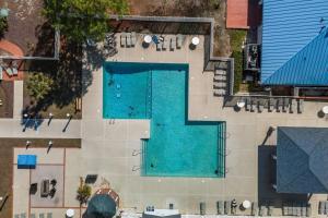 an overhead view of a swimming pool in a building at Harbourside Hideout in New Bern