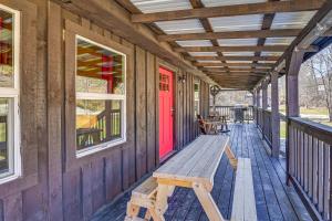 Svalir eða verönd á Private Hot Tub Dog-Friendly Red River Gorge Home