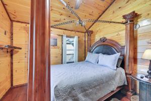 Rúm í herbergi á Private Hot Tub Dog-Friendly Red River Gorge Home