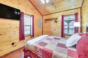 Rúm í herbergi á Private Hot Tub Dog-Friendly Red River Gorge Home