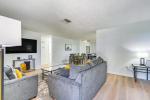 uma sala de estar com dois sofás e uma televisão em Home with Screened Porch, Near Weeki Wachee Springs! em Spring Hill