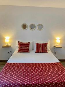 1 dormitorio con 1 cama grande con almohadas rojas en Quinta do Miradouro, en Portalegre