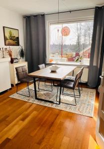 ein Esszimmer mit einem Tisch, Stühlen und einem Fenster in der Unterkunft Light and Spacious Getaway House in Arnhem