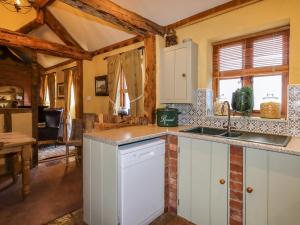 una cucina con un lavello e un piano di lavoro di The Old Dairy a Shrewsbury
