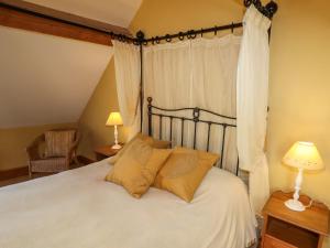 una camera da letto con un grande letto bianco con due lampade di The Granary a Shrewsbury