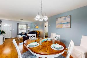 ein Esszimmer und ein Wohnzimmer mit Tisch und Stühlen in der Unterkunft Coastal Cottage in Bradenton