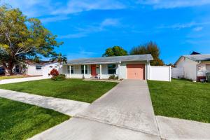 ein Haus mit einer Auffahrt im Hof in der Unterkunft Coastal Cottage in Bradenton