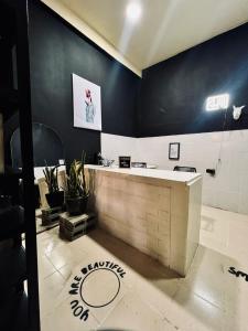 uma casa de banho com um lavatório e um balcão num quarto em Apto Rústico,Estilo y Encanto. em Armênia