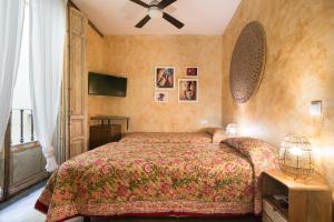 a bedroom with a bed and a ceiling fan at Hostal Artistic B&B in Madrid