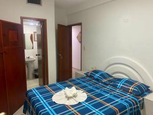 ein Bett mit einem weißen Hut darüber in der Unterkunft Hotel brisas del mar 2022 in Catia La Mar