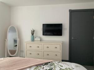 Televiisor ja/või meelelahutuskeskus majutusasutuses Luxury 5 Bed all en-suite home with Hot tub