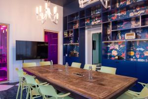 une salle de conférence avec une table et des chaises en bois dans l'établissement LABE Hôtel Tours Centre Gare, à Tours