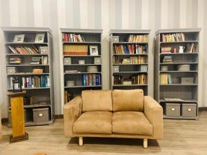 a living room with a couch and book shelves at Apartaestudio cercano al aeropuerto. in Rionegro