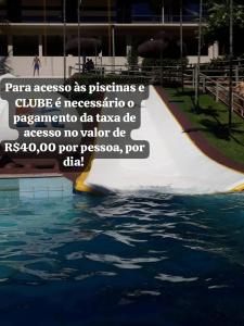 une rampe de skateboard dans un parc aquatique avec les mots panascopus comme déplaisant dans l'établissement Araras Apart Service Caldas Novas, à Caldas Novas