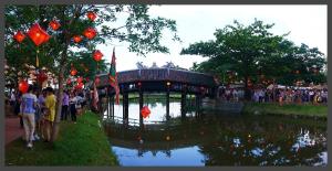 Une foule de gens debout près d'une rivière avec des lanternes dans l'établissement Than Thien - Friendly Hotel, à Hue