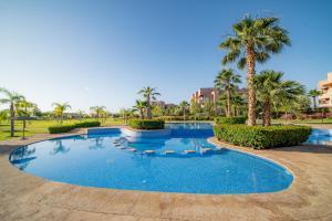 - une piscine dans un complexe avec des palmiers dans l'établissement Belle Vue piscine - Golf -Wi-Fi, à Marrakech