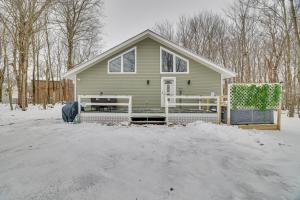 Tobyhanna Home with Hot Tub and Fire Pit Walk to Lake trong mùa đông