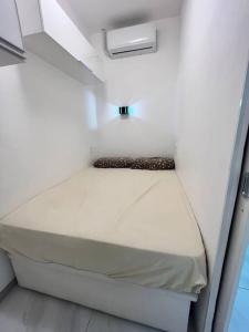 a small bed in a small room in at Apto Copacabana quadra da praia in Rio de Janeiro