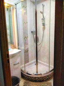 ロマン・シュル・イゼールにあるLe Sixのバスルーム(ガラス張りのシャワー付)
